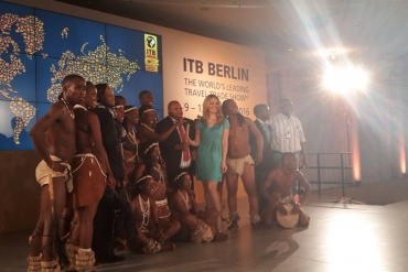 Monika Eckert moderiert das großen Finales der 50. ITB in Berlin im Palais am Funkturm
